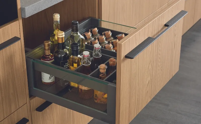 Mann und Frau auf braunem Ledersofa